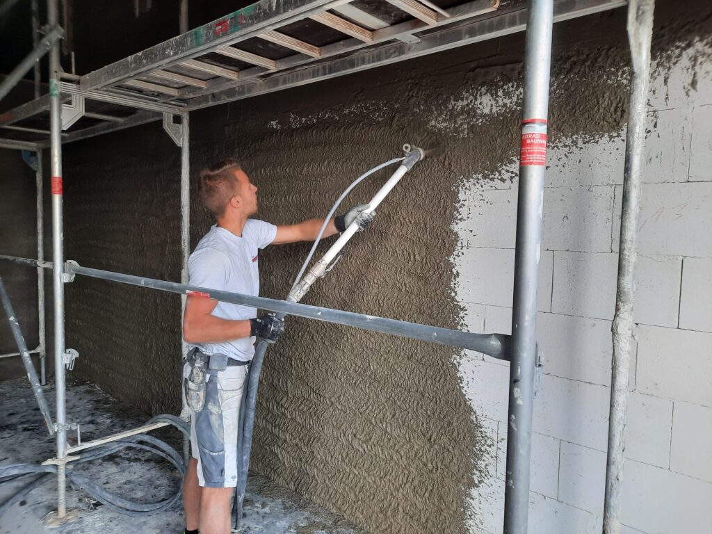 innenputz-maschinell-verputzer-auf-baugeruest