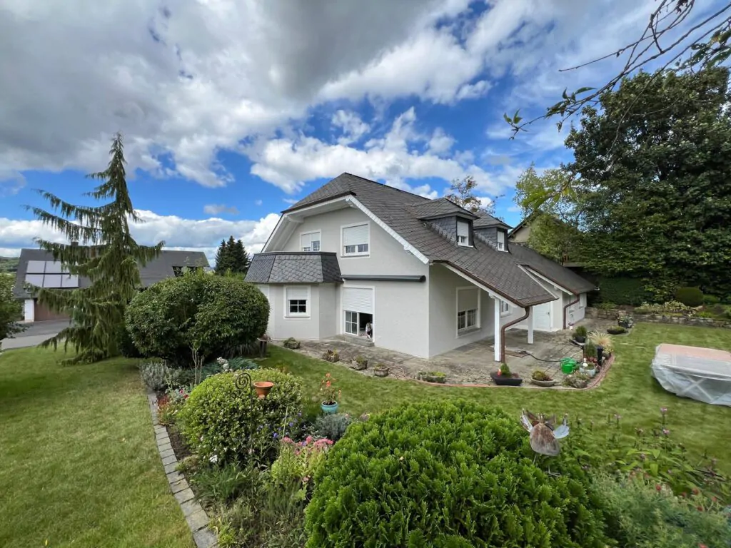 fassadengestaltung-einfamilienhaus-aussenanstrich